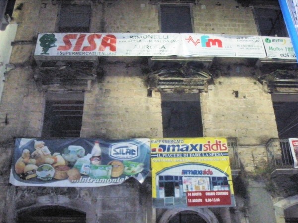 striscioni piazza umberto