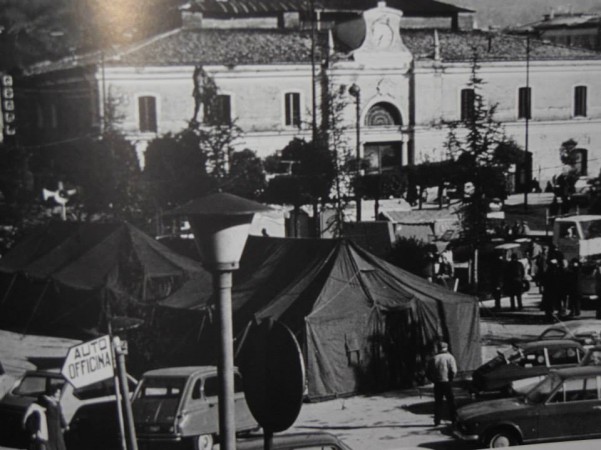 sisma-del-1980-ad-atripalda-piazza-umberto sisma-del-1980-ad-atripalda-piazza-umberto