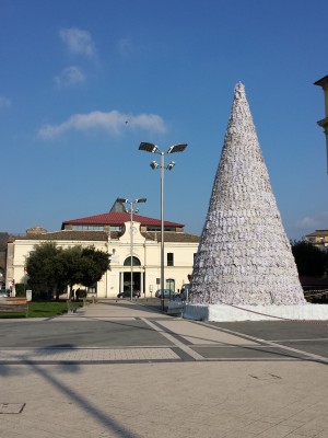 albero-di-natale-in-piazza-2013