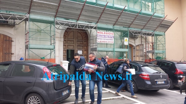 Blitz al Comune, polizia in uscita con faldoni