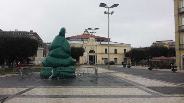 Falò coperto in piazza per il maltempo