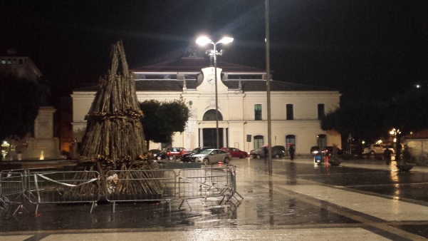 Falò spento in piazza Umberto