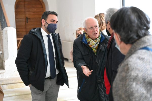 Taglio del nastro nel chiostro del Comune di Atripalda per la mostra dal tiolo "Pace", sindaco ed Enzo Angiuoni 2